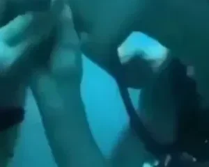 Chịch nhau trên bờ chán giờ xuống biển chịch nhau tìm cảm giác mới lạ