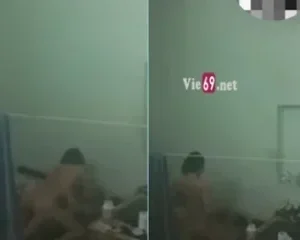 Quay lén anh trai dẫn bạn gái về phòng chơi trò cưỡi ngựa