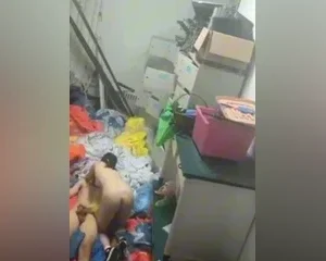 Quay lén cặp đôi công nhân chịch nhau trong kho để đồ